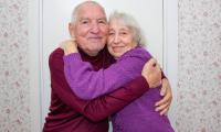 Lykkeligt ældre par krammer