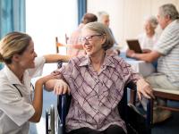 Ældre taler med læge på plejehjem