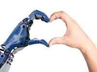 Robothånd og menneskehånd former et hjerte