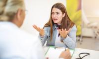 Frustreret patient sur kvinde samtale læge