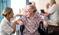 Ældre taler med læge på plejehjem